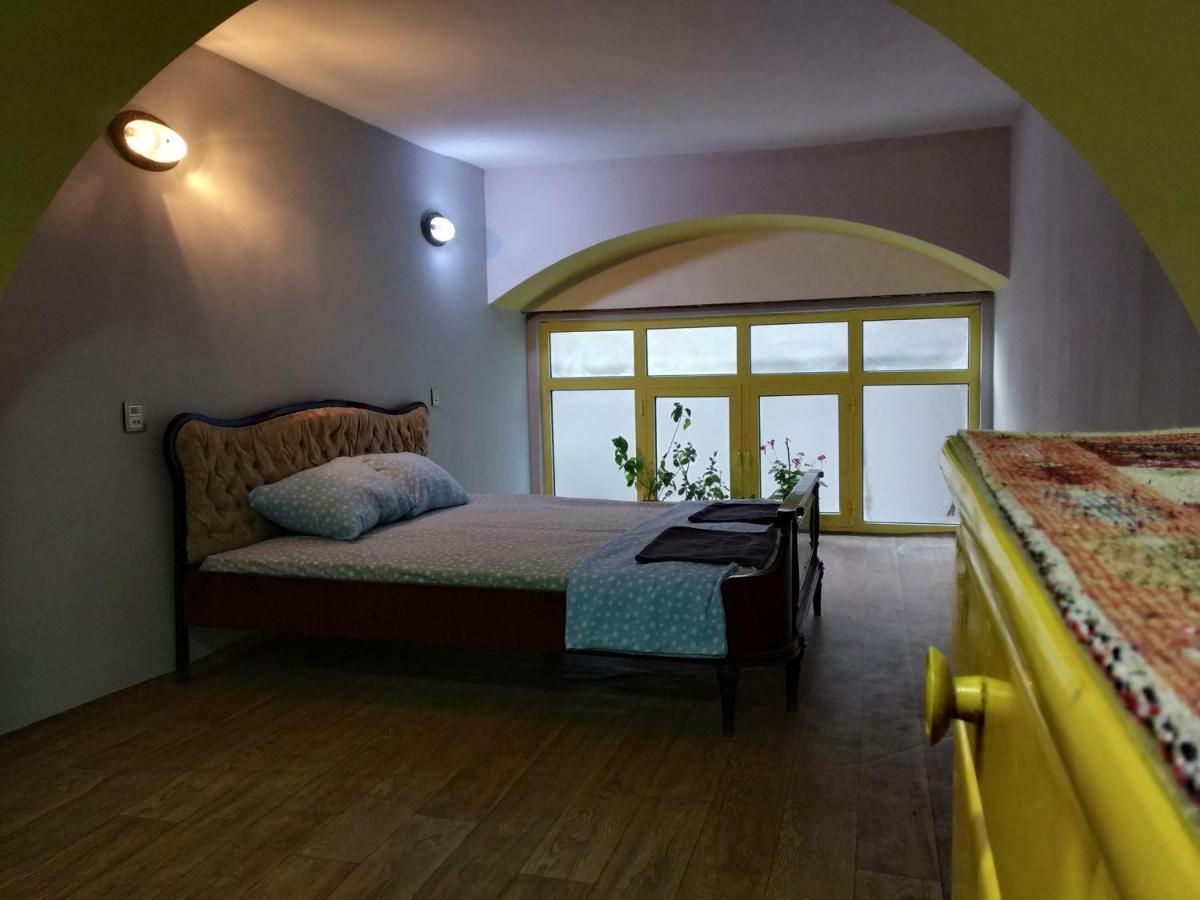 Flora Hostel Bakoe Buitenkant foto